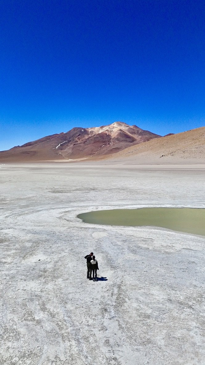 Couple devant une lagune de l’Altiplano en Bolivie