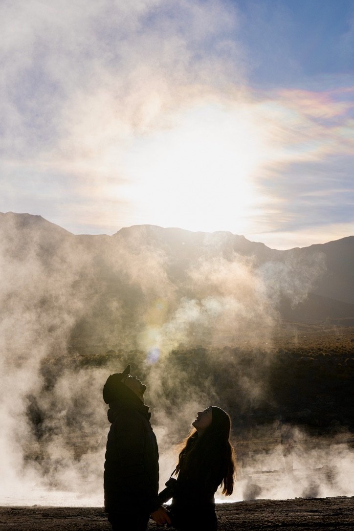 Couple au milieu des fumerolles dans l’Altiplano bolivien