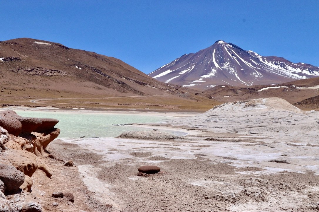 Lagune turquoise et volcan dans l’Altiplano bolivien