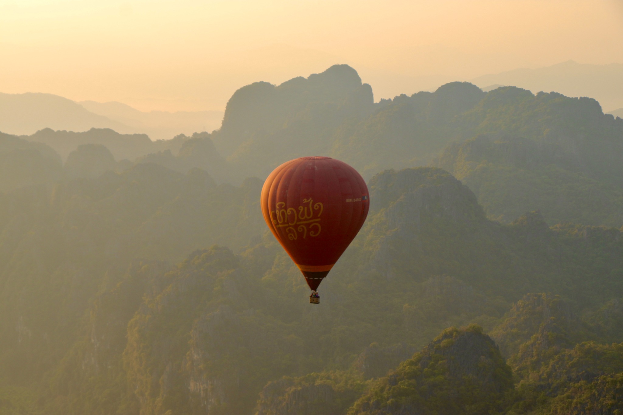 Montgolfière au dessus des montagnes