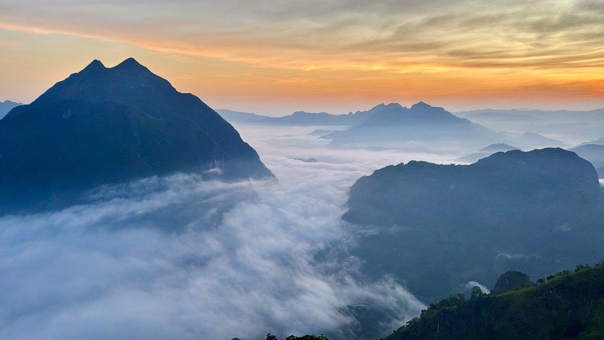 Montagnes du Laos au-dessus d’une mer de nuages au coucher du soleil