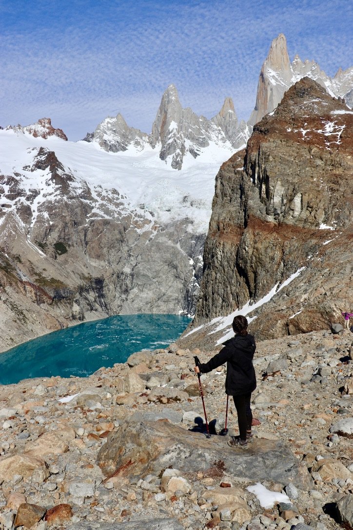 Lagune turquoise au pied des montagnes enneigées en Patagonie