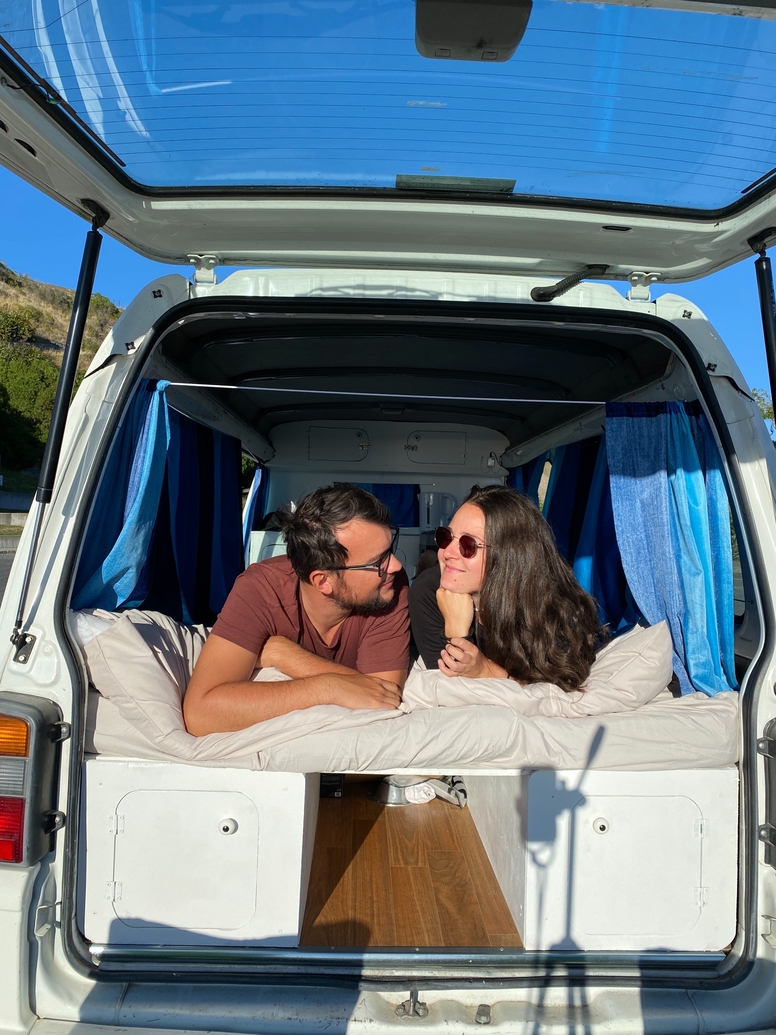 Couple voyageant en van